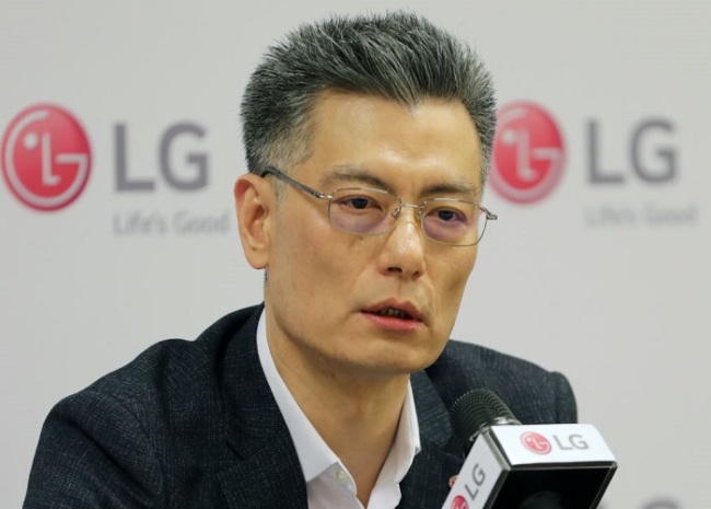 Hwang Jeong-hwan, who leads LG Electronics Inc.'s mobile business, speaks to reporters during a press conference in Barcelona, Spain, on Feb. 27. (Yonhap)