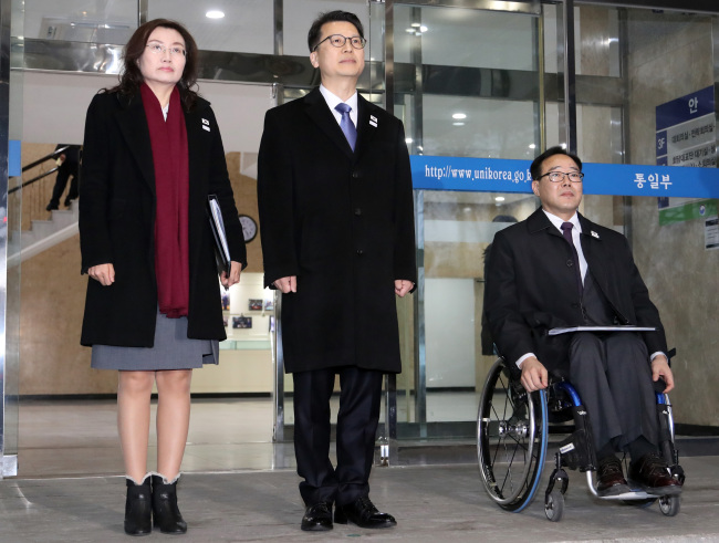 This photo, taken Feb. 27, 2018, shows Lee Joo-tae (C), South Korea's chief delegate for the two Koreas' working-level talks on the North's participation in the Paralympics, speaking to reporters before leaving for the Demilitarized Zone. (Yonhap)