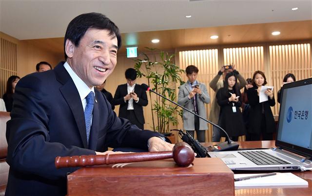 이주열 한국은행 총재가 재임 중 마지막으로 참석하는 통화정책방향 결정 금융통화위원회가 27일 오전 서울 세종대로 한국은행에서 열려 이 총재가 회의를 주재하고 있다.  [연합뉴스]