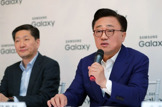 Koh Dong-jin, right, head of Samsung Electronics Co.'s IT & Mobile Communications Division, speaks to reporters during a press conference in Barcelona, Spain, on Feb. 27. (Yonhap)