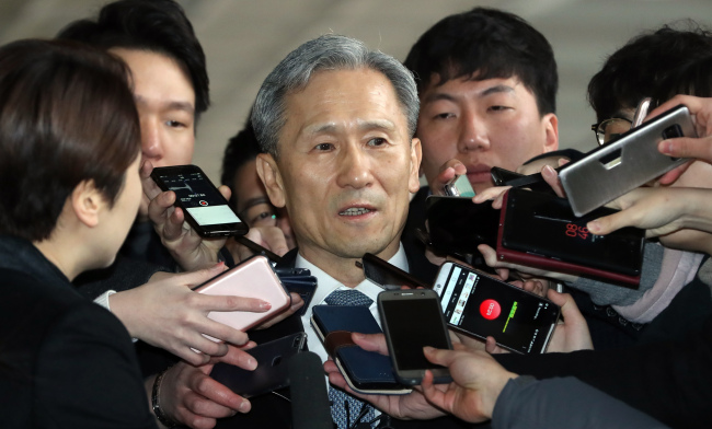 Former Defense Minister Kim Kwan-jin answers reporters' questions at the Seoul Central District Prosecutors' Office on Tuesday. (Yonhap)
