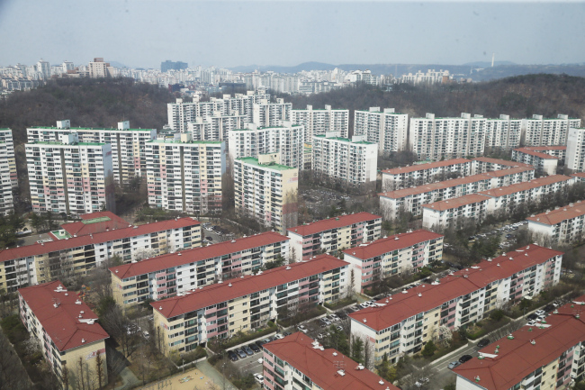재건축 규제 직격탄을 맞은 조합과 주민들이 아우성이다. 사실상 불가능한 속도전에, 결과예측이 어려운 소송전까지 벌이고 있다. 사진은 목동 아파트단지.