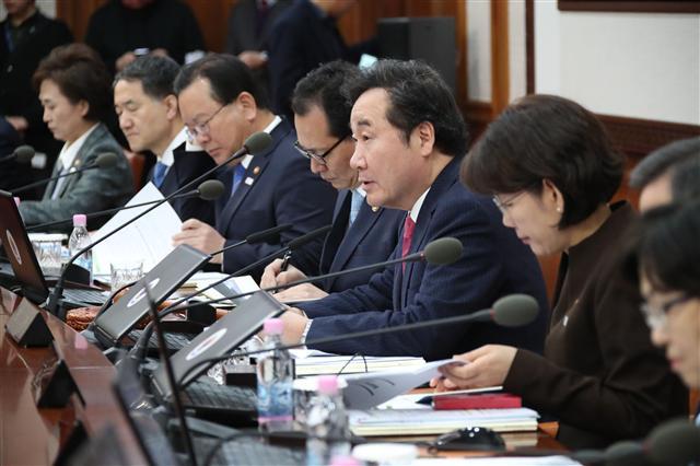 이낙연 국무총리가 27일 오전 서울 세종로 정부서울청사에서 국무회의를 주재하고 있다. 이날 국무회의에서는 행정규제기본법에 따른 올해 규제정비 종합계획을 확정하고, 가사소송법 전면개정안과 국가계약법 시행령 일부개정안 등을 의결했다.  [연합뉴스]