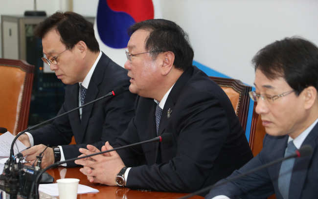 더불어민주당 김태년 정책위의장이 27일 국회에서 열린 규제혁신 5법 추진 기자간담회에서 발언하고 있다.[사진=연합뉴스]
더불어민주당 김태년 정책위의장이 27일 국회에서 열린 규제혁신 5법 추진 기자간담회에서 발언하고 있다.[사진=연합뉴스]