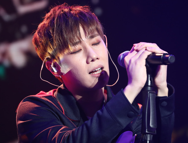 Sungkyu performs during a media showcase for his new solo album “10 Stories” in Seoul on Monday. (Yonhap)
