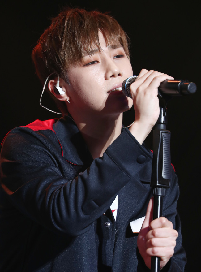 Sungkyu performs during a media showcase for his new solo album “10 Stories” in Seoul on Monday. (Yonhap)