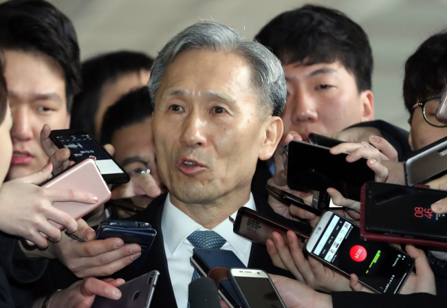 　Former presidential security adviser Kim Kwan-jin responds to questions by reporters as he appears at the Seoul Central District Prosecutors’ Office on Tuesday. Yonhap