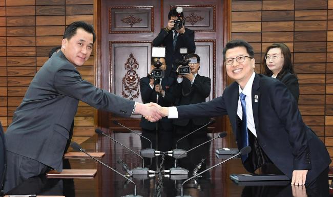 Hwang Chung-song, a senior official at North Korea’s Committee for the Peaceful Reunification of the Country (left), shakes hands with Lee Joo-tae, director-general in charge of inter-Korean exchanges at the South’s Unification Ministry, at working-level talks for the 2018 PyeongChang Winter Paralympics on Tuesday. The meeting was held at the Tongilgak administrative building on the northern side of the Demilitarized Zone. (Yonhap)