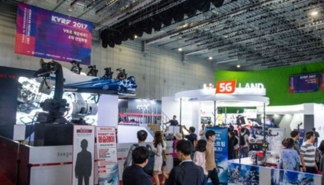 Visitors check out the latest breakthroughs at the Korea VR Festival 2017. (Yonhap)