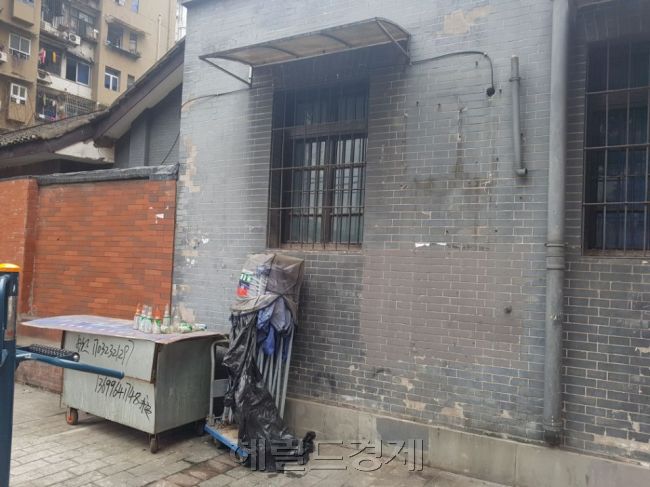 사진은 왼쪽부터 시계방향으로 임시정부 청사 뒷편 벽이 벗겨진 상태로 보드마카로 낙서가 돼 있는 모습과 화학물질 병들이 너부러져 있는 모습, 그리고 아무렇게나 방치된 광복군 사령부 부지의 모습이다. 김성우 기자/zzz@heraldcorp.com