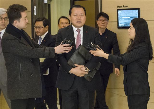황각규 롯데지주 부회장이 27일 서울 송파구 롯데월드타워에서 열린 롯데지주 주식회사 임시주주총회에 참석하며 취재진 질문에 답하고 있다.  [사진=연합뉴스]