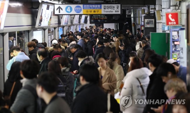 27일 오후 서울 지하철 1호선 서울역-남영역 사이 구간에서 40대 추정 남성이 하행선 선로에 뛰어들어 열차와 충돌했다. 이 사고로 1호선 인천·천안 방향 하행선 운행이 사고 직후부터 1시간 이상 중단돼 시민들이 불편을 겪고 있다. 이날 서울역 플랫폼을 가득 메운 시민들이 열차를 기다리고 있다. (사진=연합뉴스)