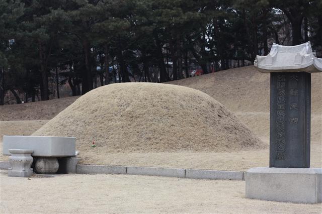 사진 왼쪽부터 효창공원에 안장돼 있는 삼의사(이봉창, 윤봉길, 백정기 의사)의 묘역과 백범 김구선생의 묘역, 효창공원 내부에 독립운동가들의 위패가 모셔져 있는 모습.