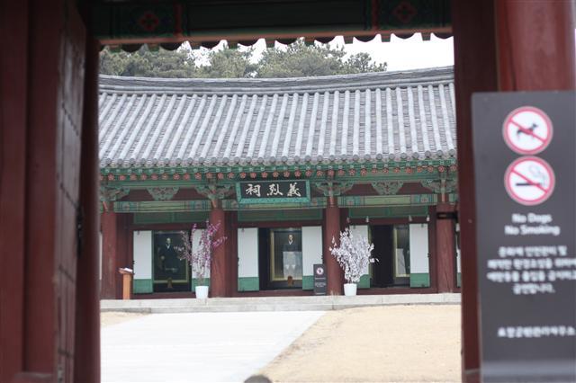 사진 왼쪽부터 효창공원에 안장돼 있는 삼의사(이봉창, 윤봉길, 백정기 의사)의 묘역과 백범 김구선생의 묘역, 효창공원 내부에 독립운동가들의 위패가 모셔져 있는 모습.
