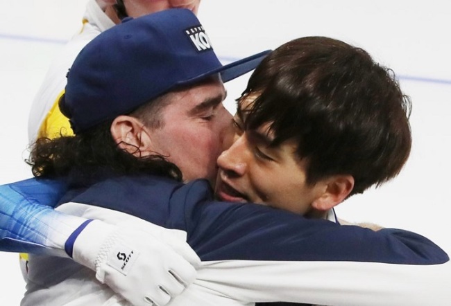 South Korea speed skating coach Bob de Jong (L) embraces skater Lee Seung-hoon after Lee won gold medal in the men's mass start at the PyeongChang Winter Olympics at Gangneung Oval in Gangneung, Gangwon Province, on Feb. 24. (Yonhap)