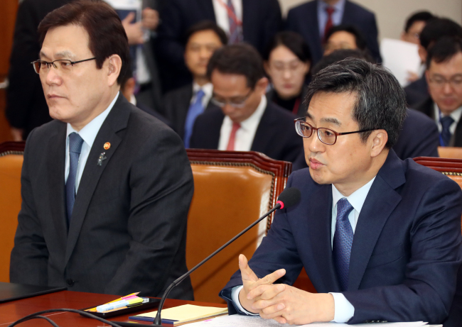 김동연 경제부총리 겸 기획재정부 장관(오른쪽)이 28일 오전 국회에서 열린 법사위원회 전체회의에서 의원들의 질의에 답변하고 있다. 왼쪽은 최종구 금융위원장.[사진=연합뉴스]
김동연 경제부총리 겸 기획재정부 장관(오른쪽)이 28일 오전 국회에서 열린 법사위원회 전체회의에서 의원들의 질의에 답변하고 있다. 왼쪽은 최종구 금융위원장.[사진=연합뉴스]