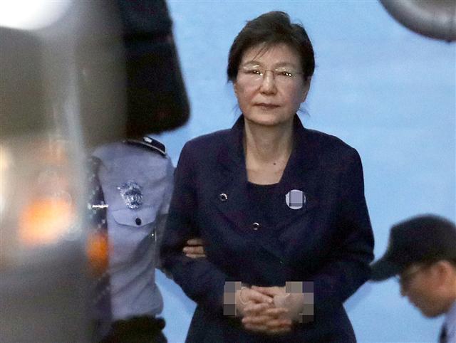 <YONHAP PHOTO-2683> 검찰, 박근혜에 징역 30년·벌금 1천185억 구형 (서울=연합뉴스) 국정농단 사건의 '몸통' 격이자 헌정 사상 처음으로 파면된 박근혜 전 대통령에게 검찰은 27일 서울중앙지법 형사합의22부(김세윤 부장판사) 심리로 열린 박 전 대통령의 결심공판에서 징역 30년과 벌금 1천185억원을 구형했다. 사진은 박근혜 전 대통령이 구속 기간 연장을 결정한 재판부에 반발해 작년 10월 16일 "재판부에 대한 믿음이 더는 의미 없다. 향후 재판은 재판부의 뜻에 맡기겠다"고 발언한 후 서울중앙지법을 나서는 모습. 2018.2.27 [연합뉴스 자료사진] photo@yna.co.kr/2018-02-27 16:09:18/ <저작권자 ⓒ 1980-2018 ㈜연합뉴스. 무단 전재 재배포 금지.>