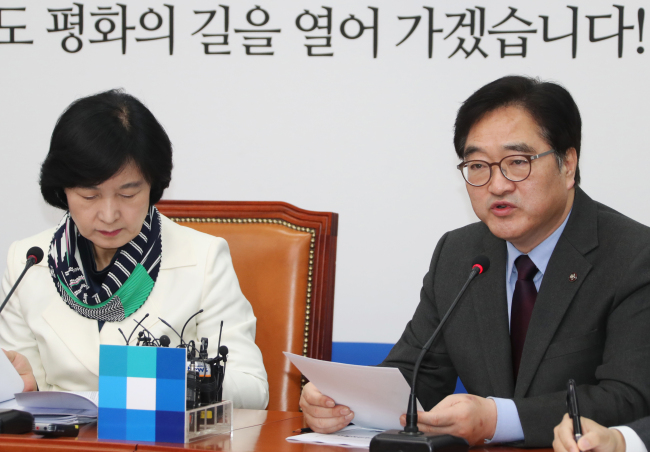 더불어민주당 우원식 원내대표가 28일 국회에서 열린 최고위원회의에서 발언하고 있다. 왼쪽은 추미애 대표 (사진=연합뉴스)
더불어민주당 우원식 원내대표가 28일 국회에서 열린 최고위원회의에서 발언하고 있다. 왼쪽은 추미애 대표 [사진=연합뉴스]