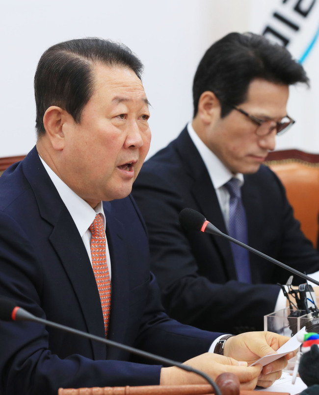 Park Joo-sun (L), a co-leader of the minor opposition Bareunmirae Party, speaks during a party meeting at the National Assembly in Seoul on Feb. 28, 2018. (Yonhap)