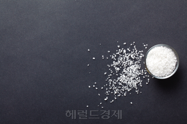 나트륨은 혈압을 올리고 피부 노화를 촉진시킬 뿐만 아니라 과체중, 비만 위험까지 야기시킨다. 이에 따라 식품의약품안전처는 수년간 나트륨 저감 정책을 펼쳐 왔다. [헤럴드경제DB]