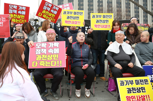 신계용 과천시장(중앙)이 삭발식을 하고 과기부이전 반대 시위를 벌이고있다.[사진제공=과천시]
신계용 과천시장(중앙)이 삭발식을 하고 과기부이전 반대 시위를 벌이고있다.[사진제공=과천시]