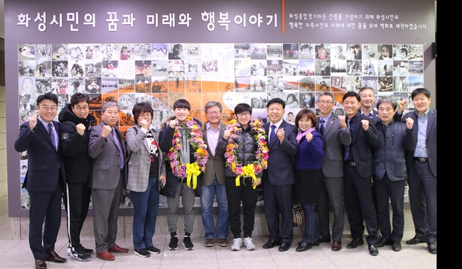 채인석 화성시장(가운데)은 28일 평창올림픽에서 선전한 서이라 선수와 김선태 감독을 축하했다.[사진제공=화성시]
채인석 화성시장(가운데)은 28일 평창올림픽에서 선전한 서이라 선수와 김선태 감독을 축하했다.[사진제공=화성시]