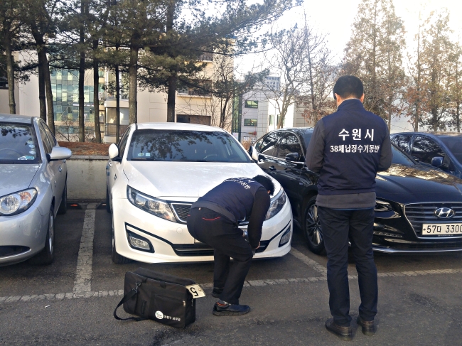 수원시가 과태료 체납차량 번호판 영치하고있다.[사진제공=수원시]
수원시가 과태료 체납차량 번호판 영치하고있다.[사진제공=수원시]