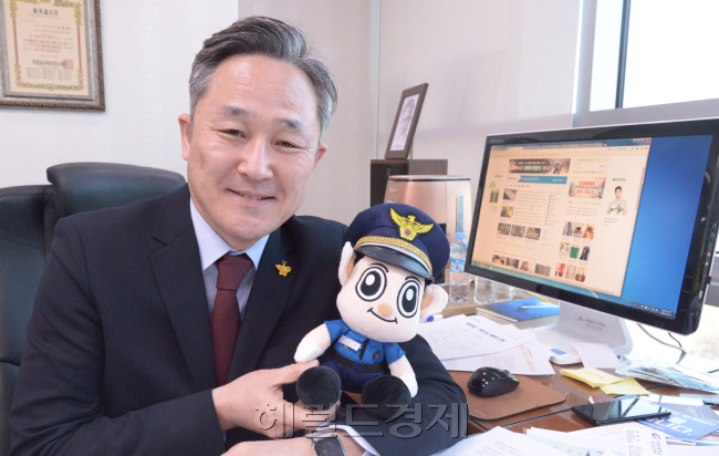 <사진설명> 지난 20대 총선을 통해 여의도에 입성한 표창원 더불어민주당 의원은 최근 바쁜 나날을 보내고 있다. 임시정부 설립에 맞춘 대한민국 100주년 법과 성추행범 재발을 막기 위한 ‘전자발찌 조두순법’이 최근 그의 가장 큰 관심사다. 여의도 국회 의원회관 집무실에서 만난 그는 “정치가 생각만큼 쉽지 않다”며 밝게 웃었다. [사진=정희조 기자/checho@heraldcorp.com]