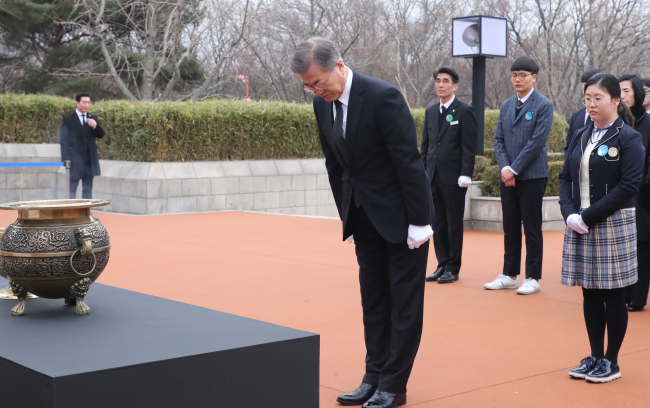 President Moon Jae-in pays his respect at a memorial commemorating a 1960 pro-democracy movement in the southeastern city of Daegu on Wednesday. (Yonhap)