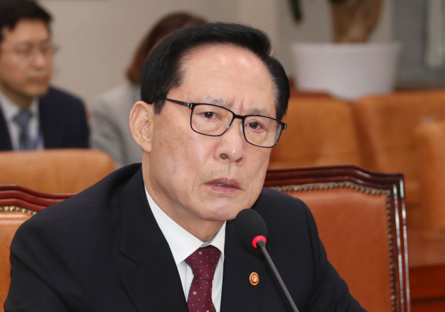 송영무 국방부 장관이 28일 국회에서 열린 법사위원회 전체회의에서 의원들의 질의에 답변하고 있다. (사진=연합뉴스)
송영무 국방부 장관이 28일 국회에서 열린 법사위원회 전체회의에서 의원들의 질의에 답변하고 있다. (사진=연합뉴스)