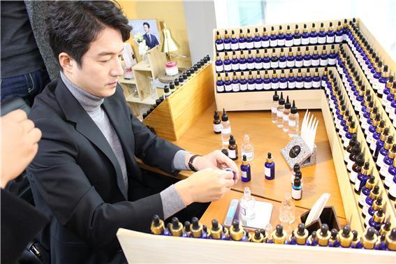 영화배우 정준호 네이처페어리 나만의향수 체험(사진제공 : 아워그룹)