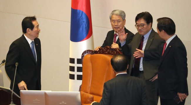 우원식(더불어민주당), 김성태(자유한국당), 김동철(바른미래당) 원내대표 등 여야 교섭단체 원내대표가 28일 국회 본회의에서 정세균 국회의장이 보는 앞에서 북한의 김영철 방남 문제에 관한 긴급현안 질의와 법안처리 문제를 놓고 협상을 벌이고 있다.[사진=연합뉴스]
우원식(더불어민주당), 김성태(자유한국당), 김동철(바른미래당) 원내대표 등 여야 교섭단체 원내대표가 28일 국회 본회의에서 정세균 국회의장이 보는 앞에서 북한의 김영철 방남 문제에 관한 긴급현안 질의와 법안처리 문제를 놓고 협상을 벌이고 있다.[사진=연합뉴스]