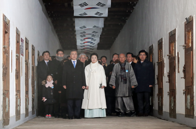 President Moon Jae-in, First Lady Kim Jung-sook, descendants of independence activists and government officials walk through the Seodaemun Prison Musesum in Seould on Thursday. Yonhap