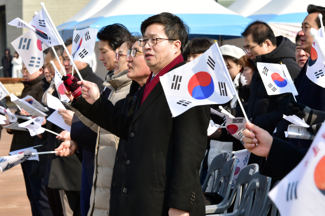염태영 수원시장(가운데)이 3.1절 만세삼창을 하고있다.[사진제공=수원시]
염태영 수원시장(가운데)이 3.1절 만세삼창을 하고있다.[사진제공=수원시]