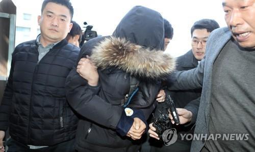 미성년자 단원을 성폭행한 혐의를 받는 경남 김해 극단 번작이의 대표 조모(50) 씨가 구속 전 피의자 심문(영장실질심사)을 받기 위해 1일 오후 창원지법 법정으로 향하고 있다. (사진=연합뉴스)