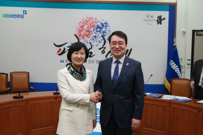 더민주 이헌욱 단장(오른쪽)이 디지털소통위 수석부위원장에 임명돼 추미해 대표와 함게 기념사진을 찍고있다.
더민주 이헌욱 단장(오른쪽)이 디지털소통위 수석부위원장에 임명돼 추미해 대표와 함게 기념사진을 찍고있다.