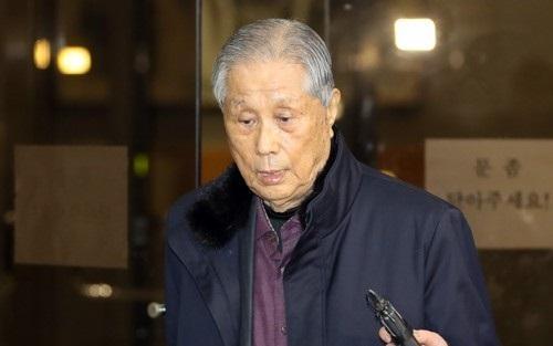 이상은 다스 회장이 1일 검찰에 출석해 조사를 받은 뒤 귀가하고 있다.  [연합뉴스]