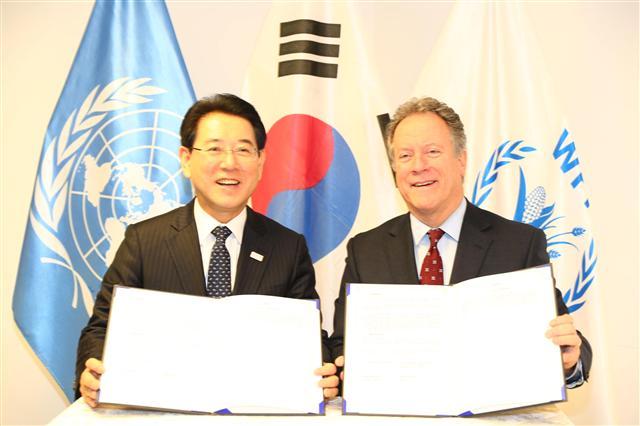 김영록 농림축산식품부 장관(왼쪽)과 데이비드 비즐리 세계식량계획(WFP)사무총장(오른쪽)이 한국산 원조 쌀 5만t 조달 및 운반ㆍ배분 업무를 WFP에 위탁하는 협약을 체결한 뒤 기념촬영하고 있다.  [제공=농식품부]