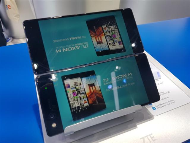 2018 MWC에서 중국 ZTE 가 공개한 폴더블 폰 ‘AXON M’