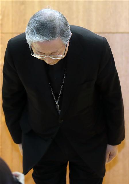 한국천주교주교회의 의장 김희중 대주교가 사제의 성폭력 사실에 대해 28일 공개사과하고 있다.  [연합뉴스]