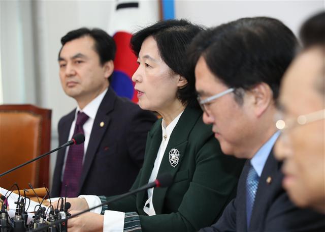 더불어민주당 추미애 대표(가운데)가 2일 국회에서 열린 최고위원회의에서 발언하고 있다. 오른쪽은 우원식 원내대표.  [연합뉴스]