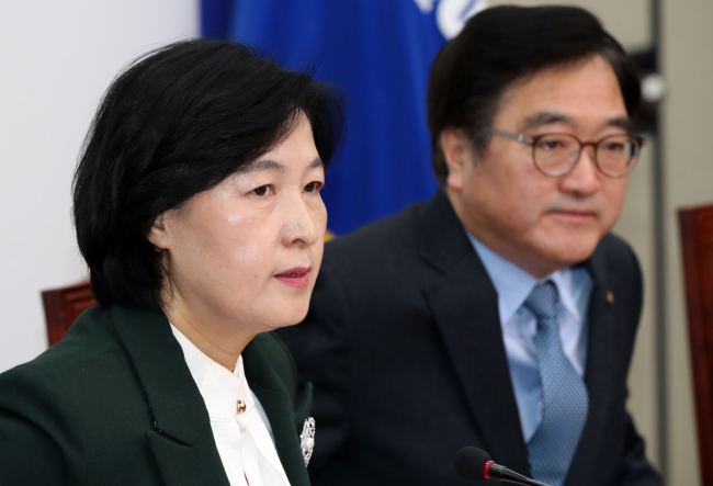 2일 국회 본관에서 열린 더불어민주당 최고위원회의에서 추미애 당대표(왼쪽)이 발언을 하고 있다. (사진=연합뉴스)
2일 국회 본관에서 열린 더불어민주당 최고위원회의에서 추미애 당대표(왼쪽)이 발언을 하고 있다. (사진=연합뉴스)