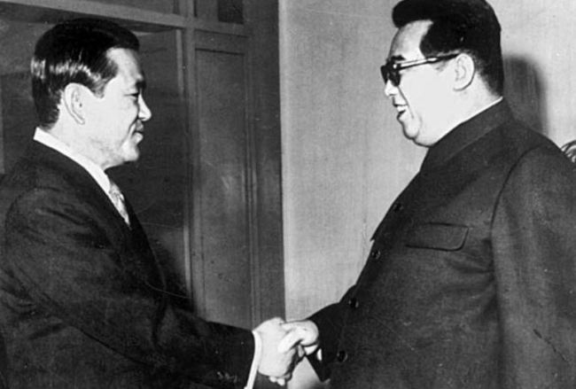 Former Korean Central Intelligence Agency Director Lee Hu-rak, left, meets with North Korean leader Kim Il Sung on Nov. 3, 1972 in Pyongyang. (Yonhap)