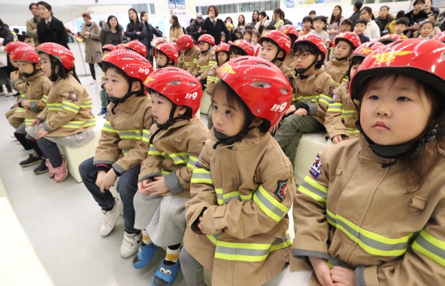 Young children attend their earthquake preparedness training at Dongdaemun Design Plaza in Seoul on Feb. 22. (Yonhap)