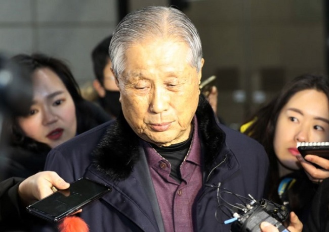 DAS Corp. CEO Lee Sang-eun walks out of the Prosecutors' Office on Thursday, March 1. (Yonhap)