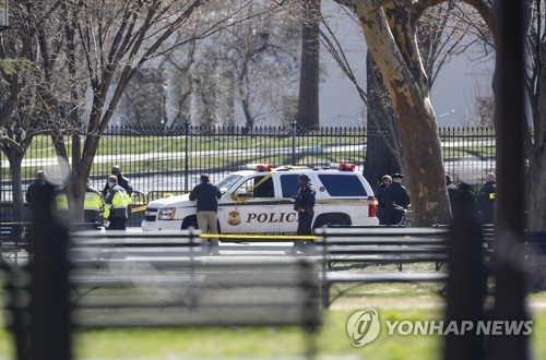 총기자살 소동이 벌어진 백악관 북쪽 펜스 [AP=연합뉴스]