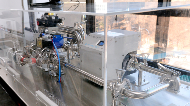 A demo of The Wave Talk's water impurity monitoring system (Park Hyun-koo/The Korea Herald)