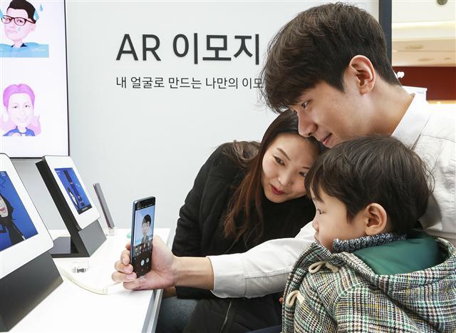 삼성전자는 전략 스마트폰 ‘갤럭시S9’, ‘갤럭시S9플러스’ 출시를 앞두고 지난달 28일부터 전국에서 운영 중인 갤럭시 스튜디오의 누적 체험객이 운영 5일만에 160만명을 돌파했다고 5일 밝혔다. 삼성전자는 서울 삼성동 코엑스, 영등포 타임스퀘어, 강남 파이에스테이션, 부산 센텀시티, 광주 유스퀘어, 울산 업스퀘어 등 전국 주요 장소에 갤럭시 스튜디오를 운영하고 있다. 또 삼성 디지털 프라자, 이동통신사 매장 등 전국 4000여곳에서도 특화 체험 공간을 마련해 대대적인 체험 마케팅을 전개하고 있다. [제공=삼성전자]