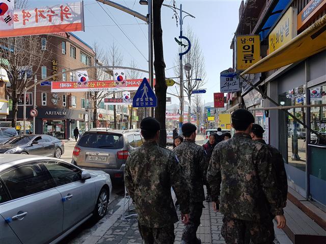 강원도 화천군 중심가에 걸려 있는 지역 단체들의 위수지역 폐지 반대 현수막(왼쪽 사진). 외박을 나온 군인들이 몰리는 강원도 철원군 서면 와수리. 주민들은 위수지역 폐지에 격앙된 반응을 보이고 있지만, 정작 군인들은 폐지 결정에 기대감을 나타냈다.
