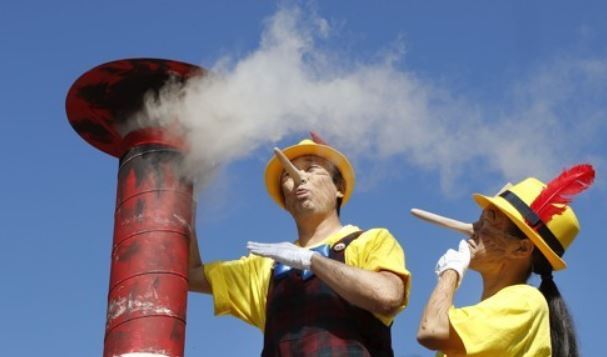 Environmental activists stage a performance in downtown Seoul on Sept. 20, 2017, to oppose coal-fired power plants. (Yonhap)